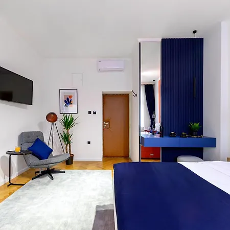 Crown Apartment