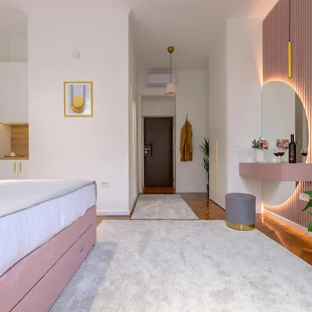 Crown Apartment