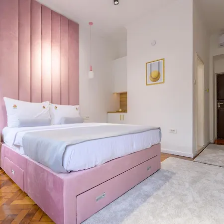 Crown Apartment